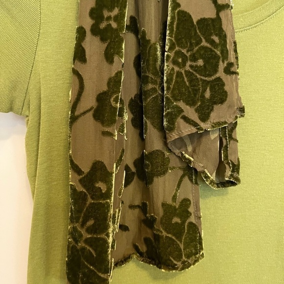 Joan Vaas Chartreuse Green Short sleeve top w/ accent scarf size XS - Picture 2 of 4